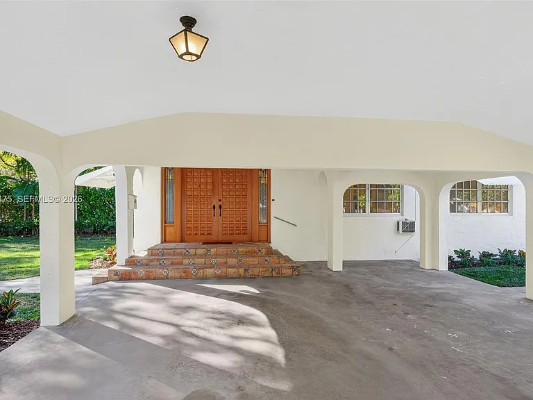 1305 Alhambra Cir — Photo 5