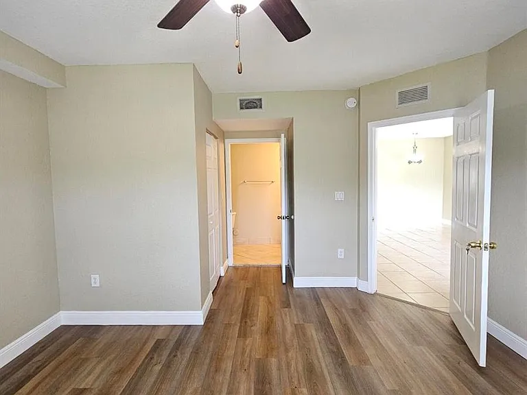 1049 Golden Lakes Blvd #115 — Photo 10