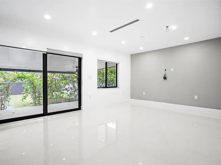 56 Whitethorn Dr — Photo 7