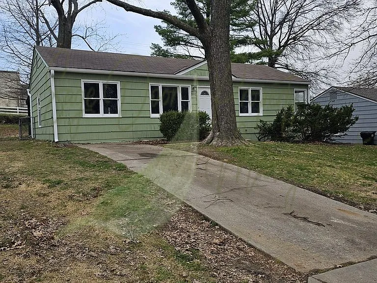 302 N Peck Dr — Photo 2