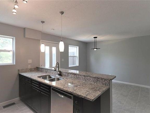 Kitchen breakfast bar, granite counter tops