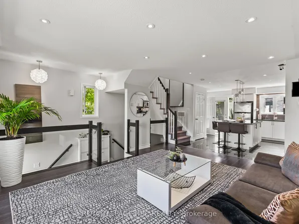 5035 Oscar Peterson Blvd #9, Mississauga, ON L5M 0P4