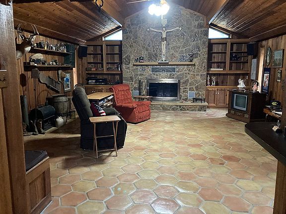 5th image of 1614 Huge Oaks St