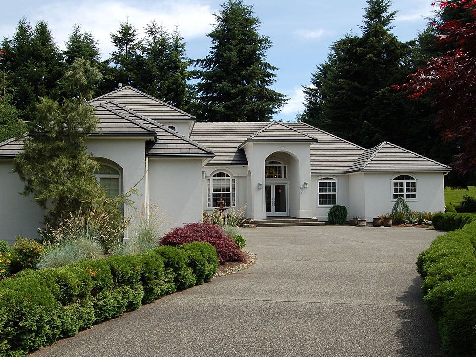 Front entry off Muirfield Lane