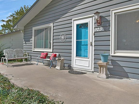 2nd image of 923 Shelden St