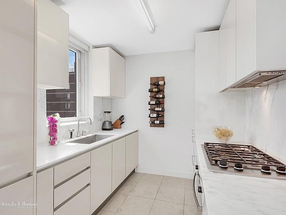 5th image of 322 W 57th St #27S1