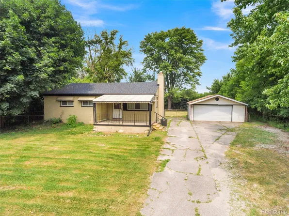 21011 Kemp St, Clinton Township, MI 48035