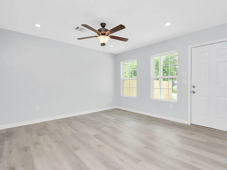 8595 Parkway Dr #B — Photo 5