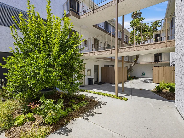 1922 S Hobart Blvd #9 — Photo 22