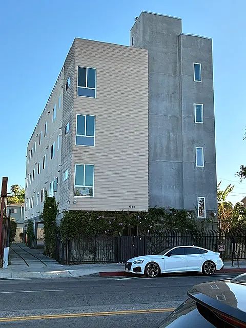 1st image of 933 E Vernon Ave #8
