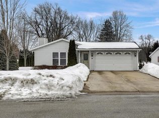101 Winter Ln, Slinger, WI 53086