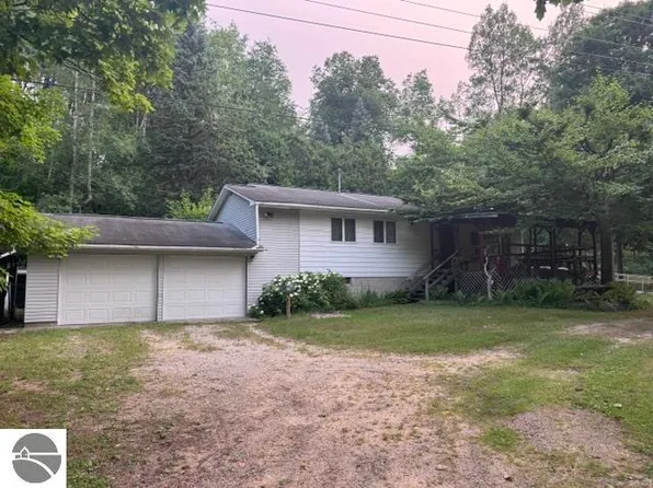 4724 Plum Valley Rd NW, Rapid City, MI 49676