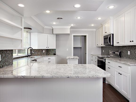 3rd image of 3404 Carlton Dr