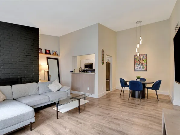2001 Bering Dr APT 10H, Houston, TX 77057