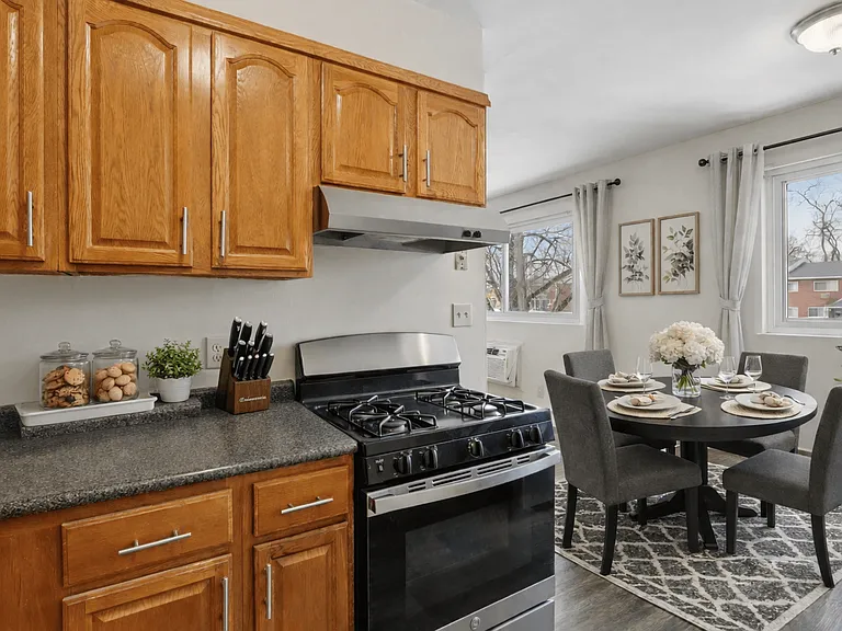 Hillcrest Apartments — Photo 10