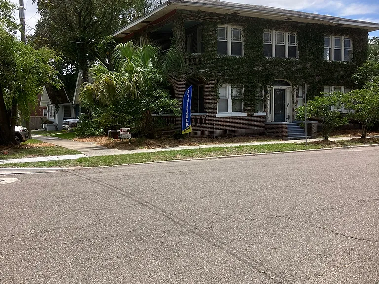 902 Barrs St — Photo 3