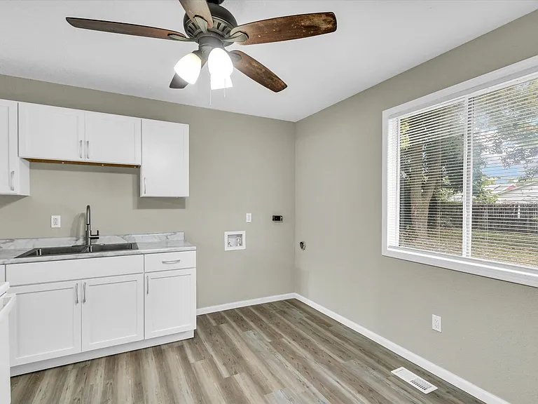 1306 Ellis Dr — Photo 9
