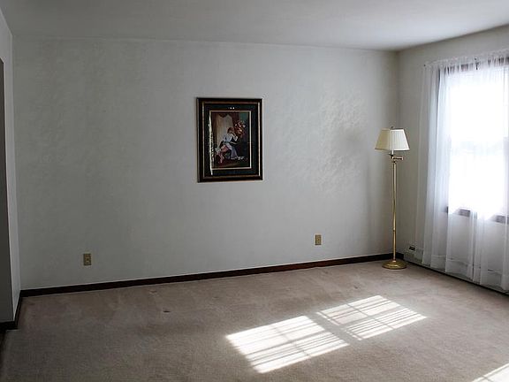 4th image of 55 Churchill Pl