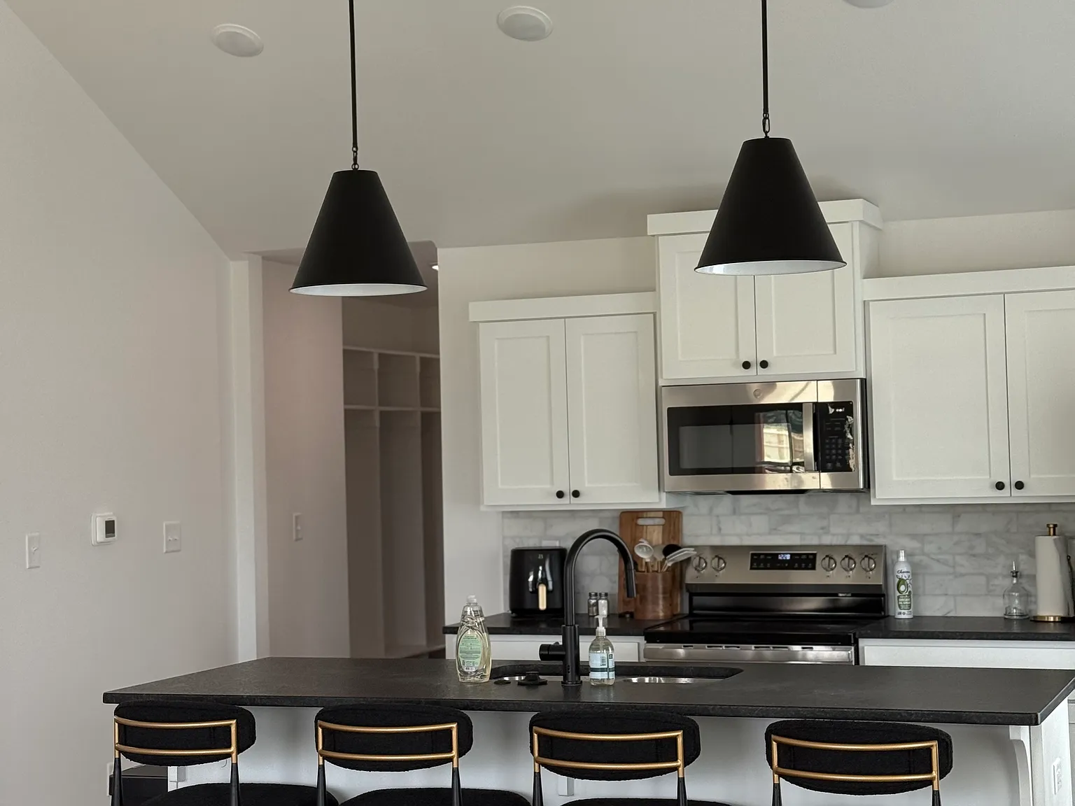 3 bed, 1270 sqft, $3,900 — Photo 2