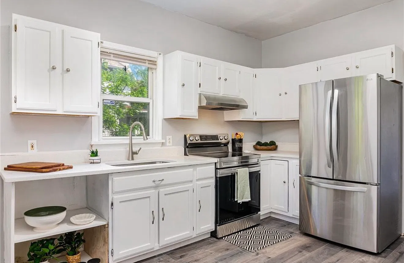 4 bed, 1923 sqft, $2,300 — Photo 2