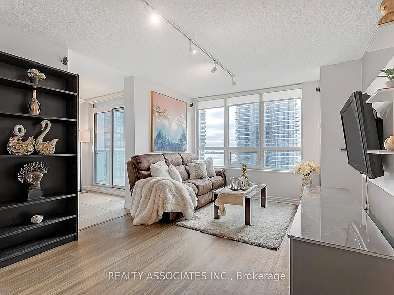 19 Grand Trunk Cres #2710 — Photo 8