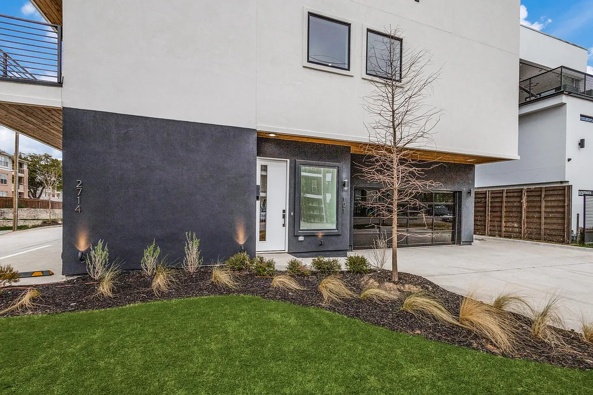 Building Photo - 2714 N Carroll Ave #101