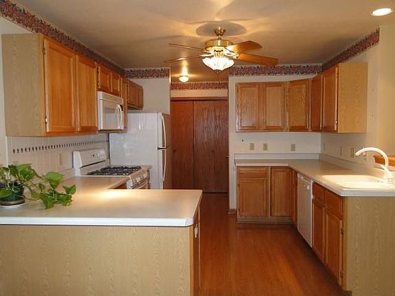 3rd image of 405 Park Place Ct #B