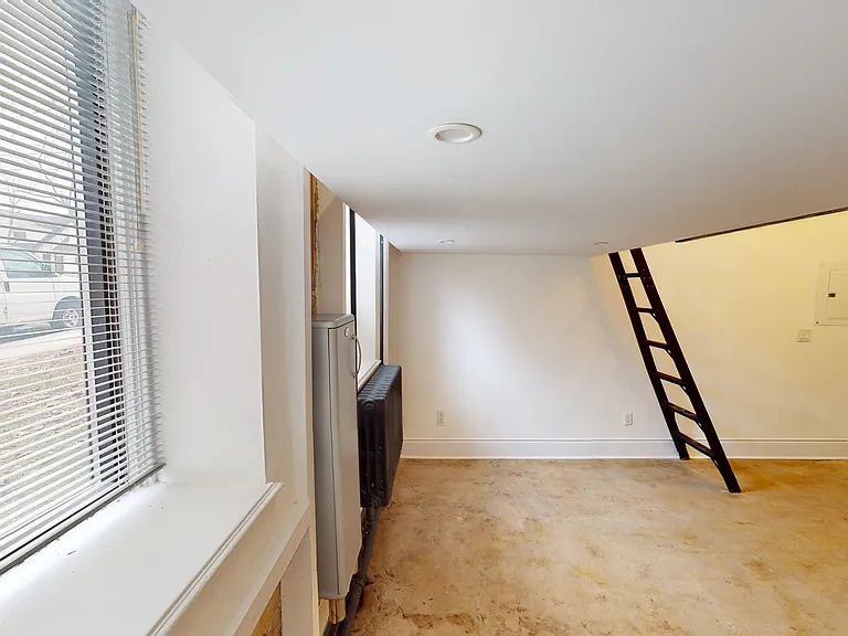 1152 Gerrard St E — Photo 20