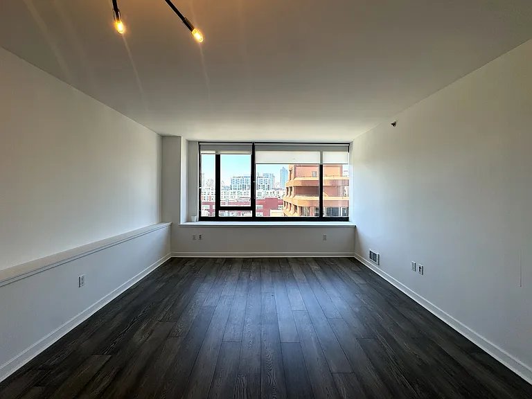 260 King St #809 — Photo 4