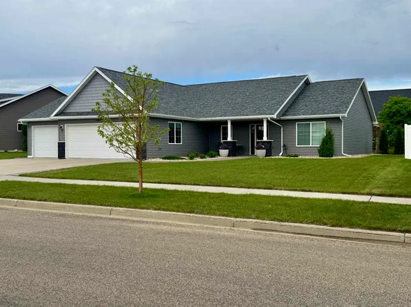 1617 Valley Bluffs Dr, Minot, ND 58701