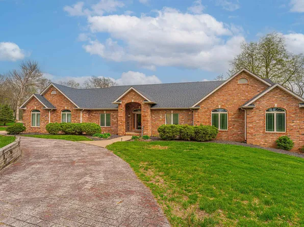 9 Governors Dr, Elkhart, IL 62634