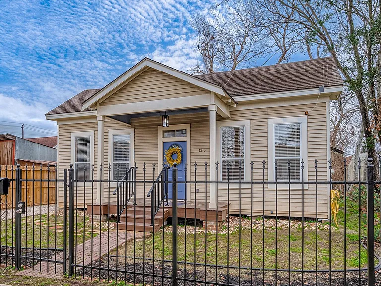 1216 Campbell St — Photo 2