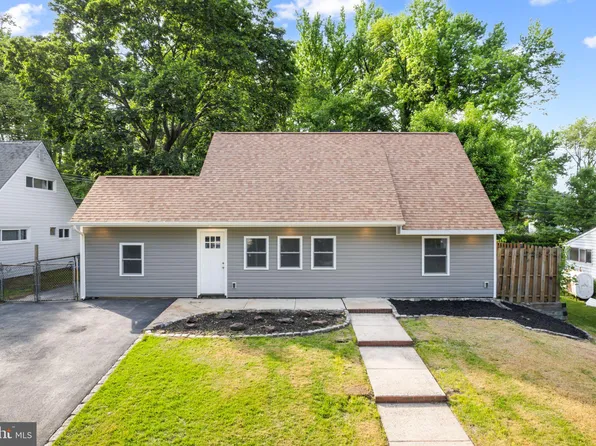 21 Peppermint Rd, Levittown, PA 19056