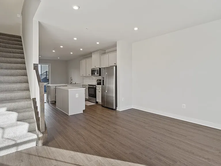 837 Lennox St — Photo 7