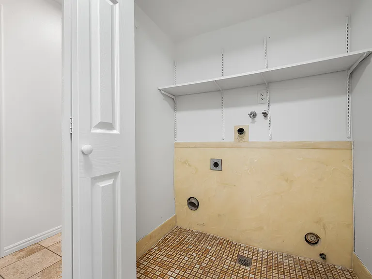 653 S 880 W #4 — Photo 13