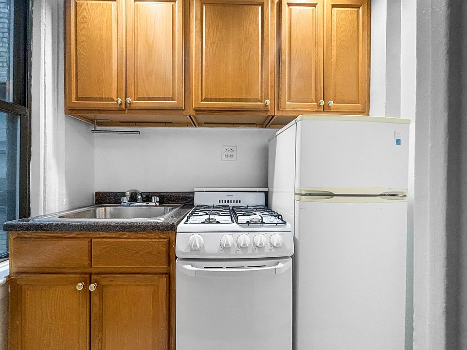 2nd image of 155 E 52nd St APT 8e