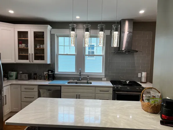 32 Rowe St #2, Auburndale, MA 02466