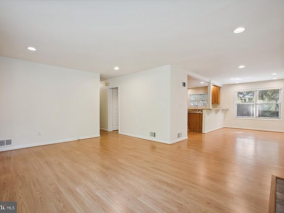 3rd image of 7611 Holiday Dr