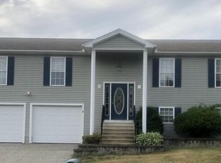 28 Lariviere Dr, Chicopee, MA 01020