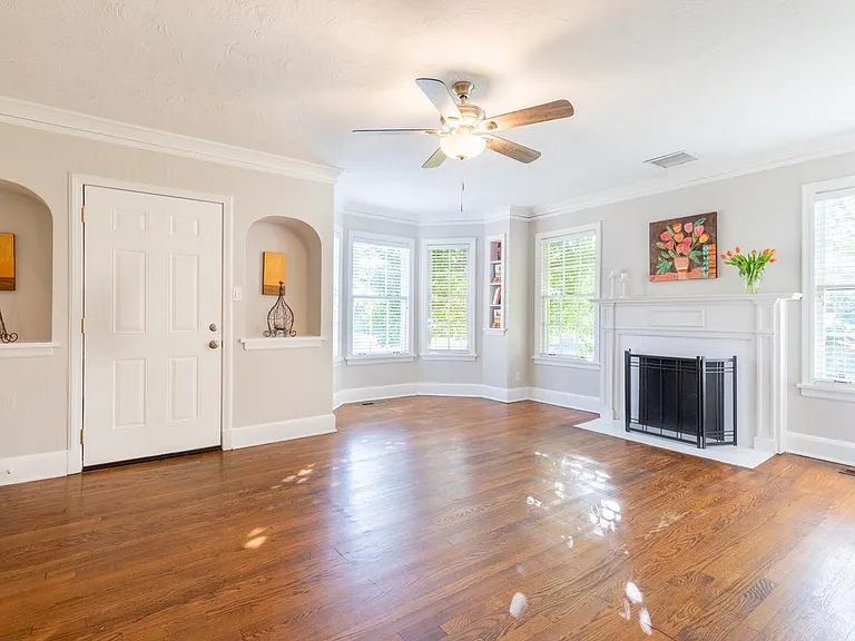 380 Holmes Cir — Photo 17