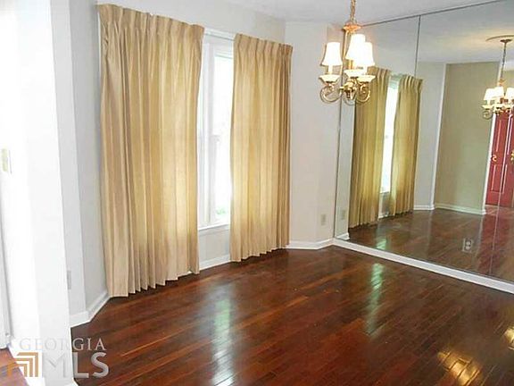 Separate formal dining room