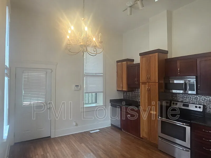 2 bed, 1.0 bath, 931 sqft, $1,100 — Photo 2