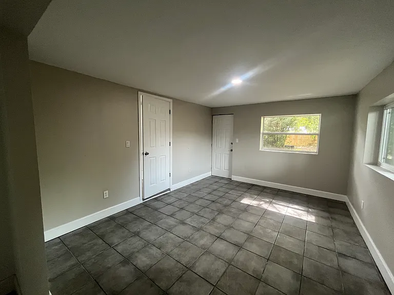 2615 S Laurel Ave — Photo 11