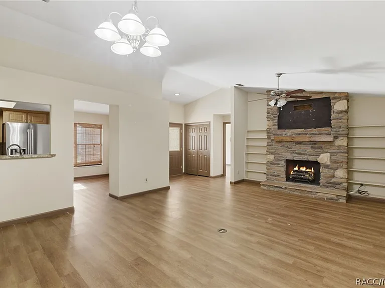3632 N Honeylocust Dr — Photo 5