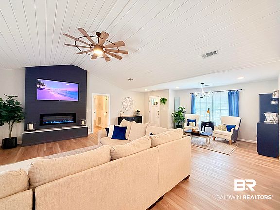 4th image of 22049 Hill N Dale Dr W