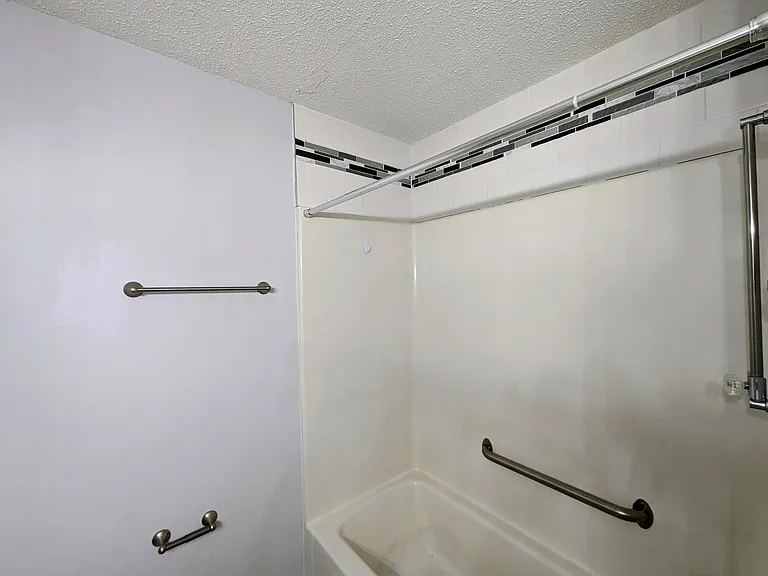 408 E 15th St #107 — Photo 8