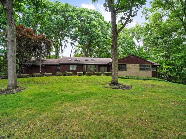 1525 Woodland Ln, Stow, OH 44224