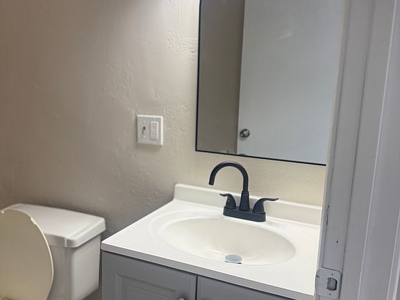 4th image of 516 S Poplar St #5