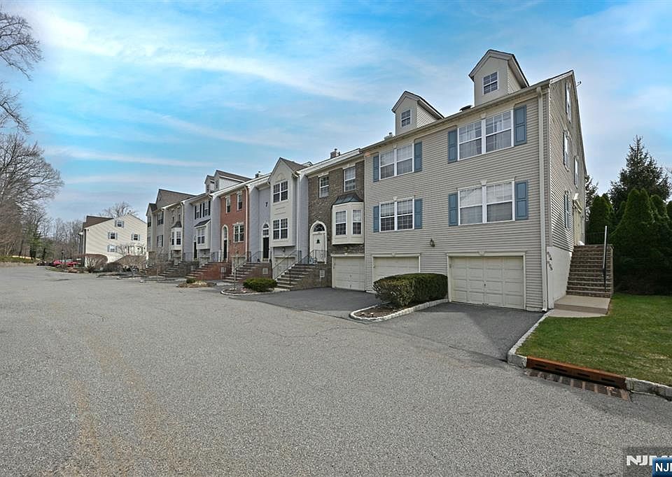1st image of 884 Somerset Ct