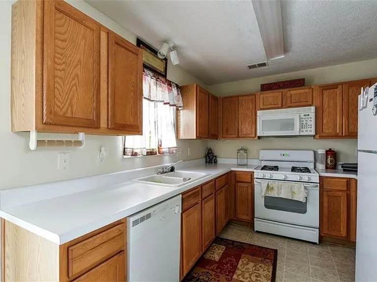 324 Greystone Pkwy — Photo 10
